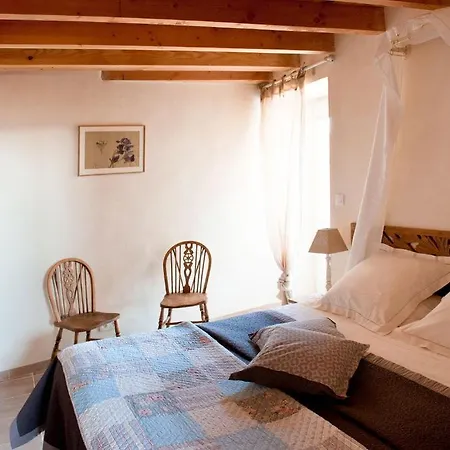Chambres D'hotes Coulou Nocleg ze śniadaniem *